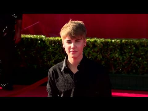 VIDEO : Justin Bieber dment avoir pay une prostitue au Brsil