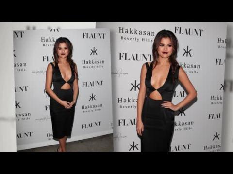 VIDEO : Selena Gomez Bares Cleavage And Midriff In Little Black Dress