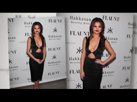 VIDEO : Selena Gomez muestra escote y estmago en un vestido negro pequeo