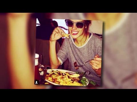 VIDEO : Alessandra Ambrosio disfruta unas papas fritas a solo unos das del show de Victoria's Secre