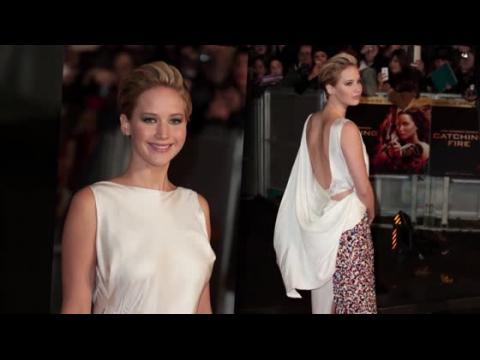 VIDEO : Jennifer Lawrence cautiva vestida de blanco en el lanzamiento de Hunger Games