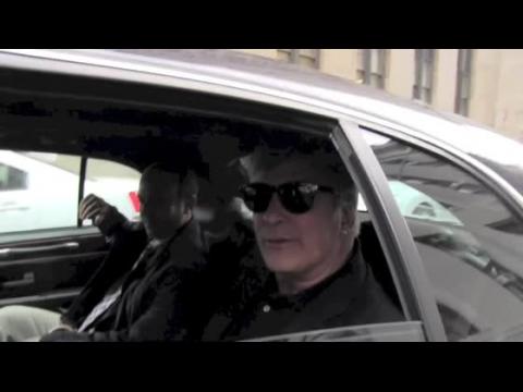 VIDEO : Alec Baldwin Loses His Cool Outside Courthouse