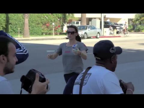 VIDEO : Jennifer Garner Tries to Water the Paparazzi