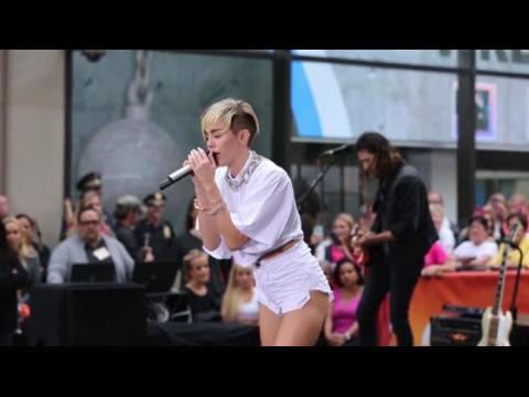 VIDEO : Miley Cyrus enciende el escenario de los MTV EMAs