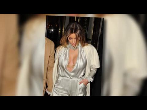 VIDEO : Kim Kardashian Bares Her Curves At Paris Fashion Week