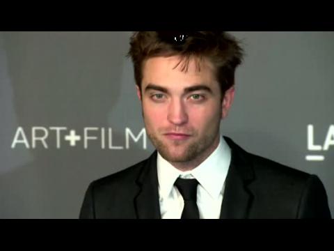 VIDEO : Robert Pattinson Champions Moisturizer