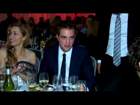 VIDEO : Robert Pattinson adopte les lotions hydratantes