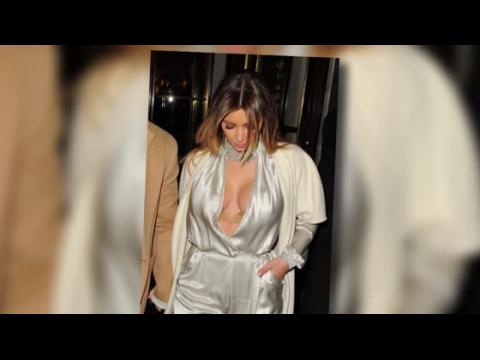 VIDEO : Kim Kardashian muestra sus curvas en la Semana de Moda en Paris