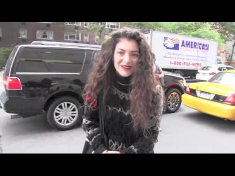 VIDEO : Lorde Texts Taylor Swift for Advice