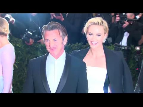 VIDEO : Is Charlize Theron Wearing An Engagement Ring?