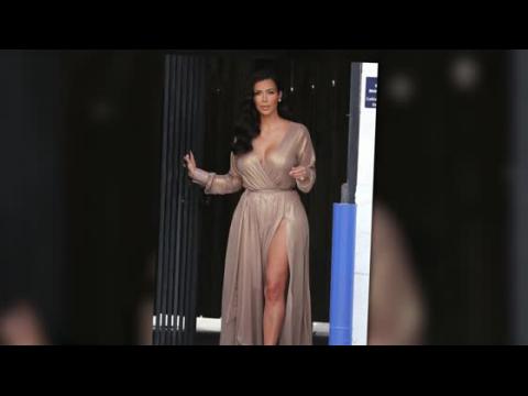 VIDEO : Kim Kardashian Wears Sexy Gold Dress With Thigh-High Slit