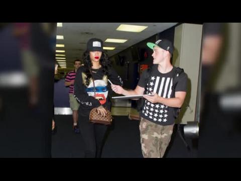 VIDEO : Rihanna Gets Angry at a Fan Wanting to Take a Picture