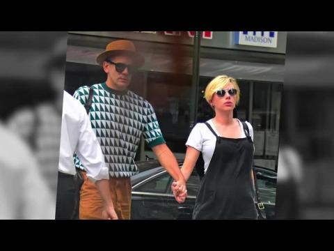 VIDEO : Scarlett Johansson Rocks A New Pixie Cut