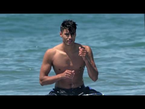 VIDEO : Siva Kaneswaran surfe  Venice Beach