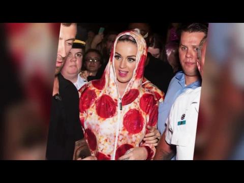 VIDEO : Katy Perry porte une combinaison pizza au pepperoni