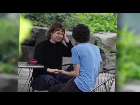 VIDEO : Jesse Eisenberg Et Mia Wasikowska S'embrassent  Toronto