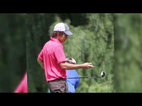 VIDEO : Harry Styles Plays Golf On Day Off