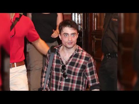 VIDEO : Daniel Radcliffe Looks Disheveled And Has Wild Night Out At Nightclub