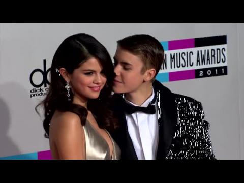 VIDEO : Selena Gomez Still Enjoys Bieber's Company, Sometimes