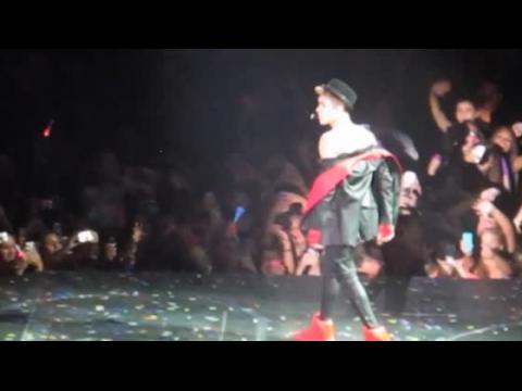 VIDEO : Des Fans Jettent Des Objets Sur Justin Bieber  Son Concert