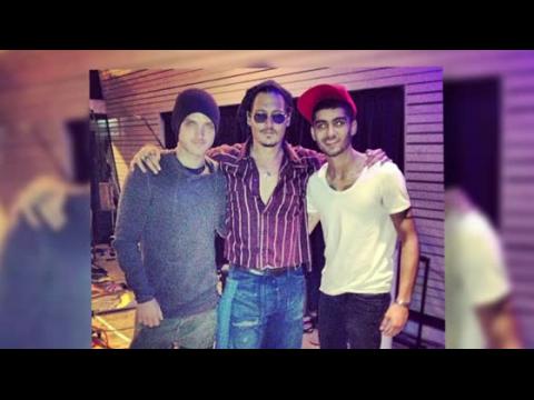 VIDEO : Johnny Depp Invites One Direction's Zayn Over To His House