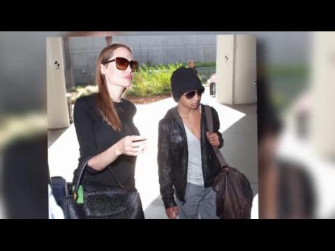 VIDEO : Angelina Jolie Arrive  Los Angeles Avec Son Fils Maddox, Une Star De Cinma En Devenir