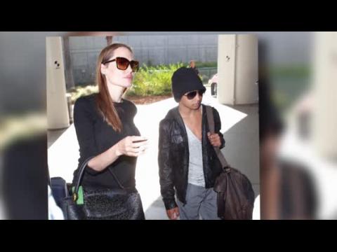 VIDEO : Angelina Jolie Arrives In Los Angeles With Her Mini-Movie Star Son Maddox
