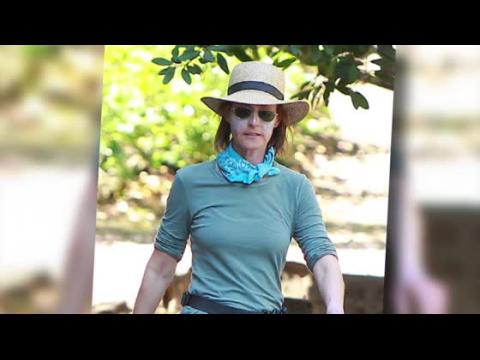 VIDEO : Helen Hunt Se Couvre De Crme Solaire Pour Une Balade En Famille