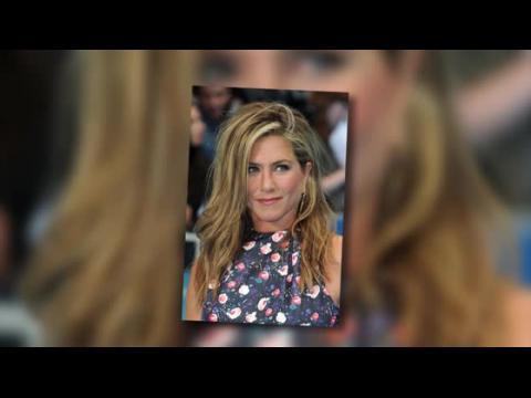 VIDEO : Jennifer Aniston Wows In A Flirty Floral Frock At We're The Millers London Premiere