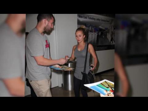 VIDEO : Hayden Panettiere Wears Possible Engagement Ring