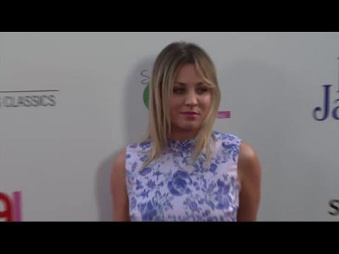 VIDEO : Newly-Single Kaley Cuoco Looks Blue At Premiere