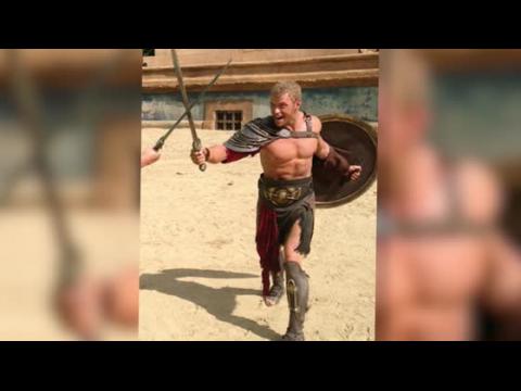 VIDEO : Kellan Lutz Shows Off Toned Bod While Filming Hercules 3D