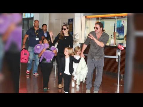 VIDEO : Brad Pitt And Angelina Jolie And Kids Look Happy In Japan