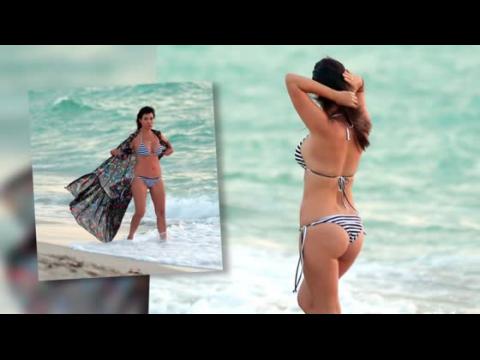 VIDEO : Kourtney Kardashian Shows Off Her Curves In A String Bikini