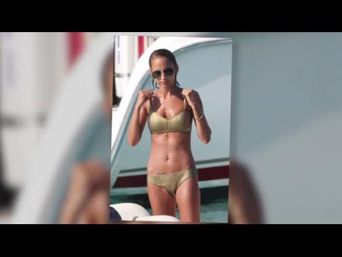 VIDEO : Nicole Richie Wows In A Bikini In Cannes, France