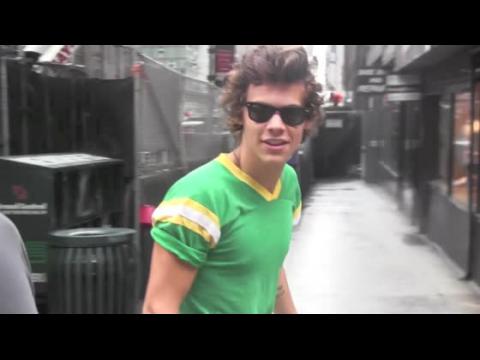 VIDEO : Harry Styles Doesn't Think He's Bisexual