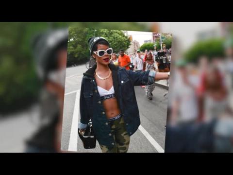 VIDEO : Rihanna Dit à La Foule De Se Pousser à New York