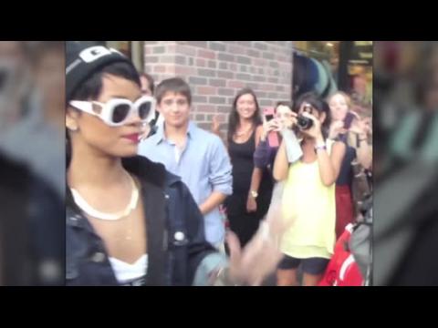 VIDEO : Rihanna Tells Crowds To Get Out Of Her Way In New York City