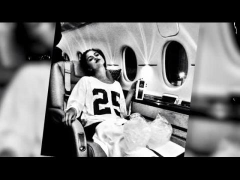 VIDEO : Weary Selena Gomez Ices Her Legs Onboard Her Private Jet