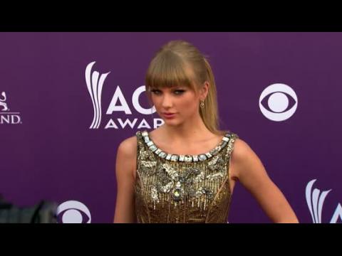 VIDEO : Taylor Swift Gives Ed Sheeran Some Homemade Jam
