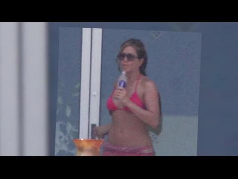 VIDEO : Jennifer Aniston Rocks A Bikini In Mexico