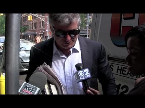 VIDEO : Alec Baldwin Ignores Reporters After Epic Twitter Rant