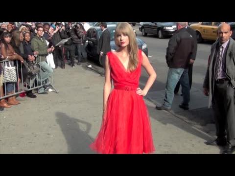 VIDEO : Taylor Swift Playing Matchmaker For Selena Gomez