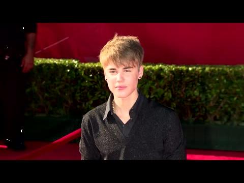 VIDEO : Justin Bieber Hooks Up With Mystery Girl In Vegas?