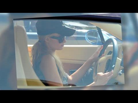 VIDEO : Paris Hilton Seen Texting While Driving