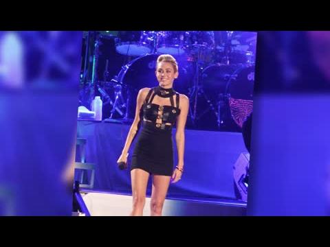 VIDEO : Miley Cyrus Vacations Alone In The Bahamas Without Liam