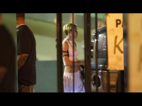 VIDEO : Miley Cyrus Armed With New Tattoo