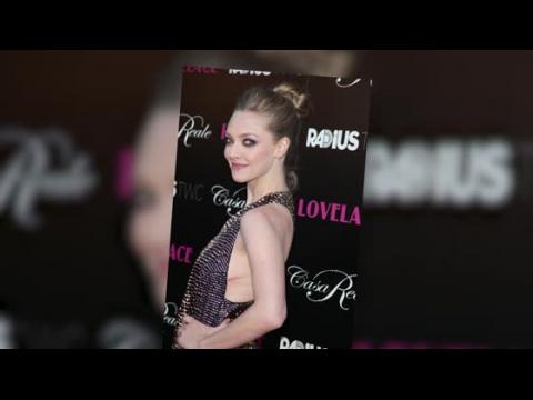 VIDEO : Amanda Seyfried Shows Some Serious Skin At Lovelace Premiere