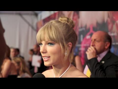 VIDEO : Taylor Swift Only Looking For 'Mad Love'