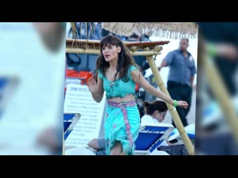 VIDEO : Zooey Deschanel Shows Off Her Midriff On The Beach During New Girl Filming